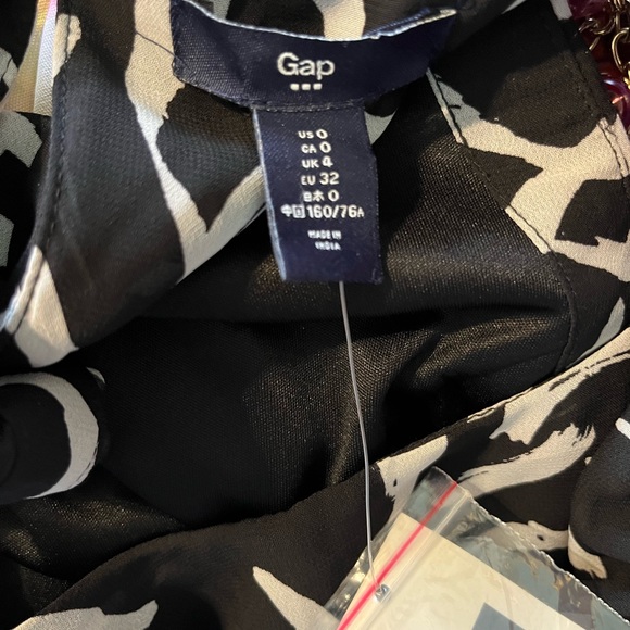 Gap - Picture 2 of 2